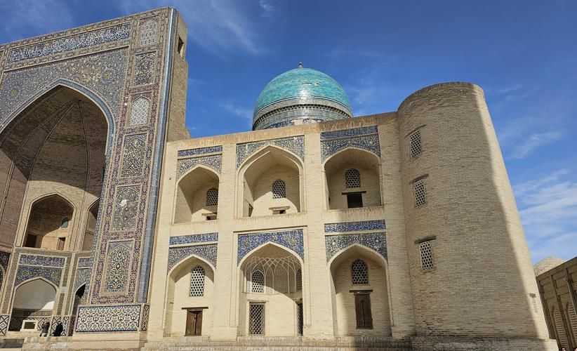 Где древность дышит золотом и шёлком